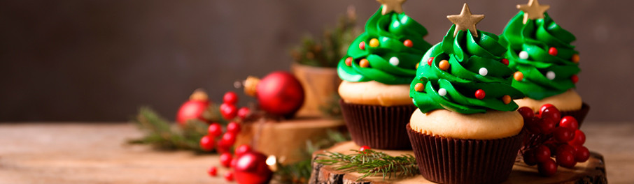 Décoration Et Pâtisserie Pour Noël. Processus De Décoration De Glaçage De  Biscuits De Noël Avec Une Poche À Douille. Table De Noël Décorée Avec Un  Espace Pour Le Texte Banque D'Images et